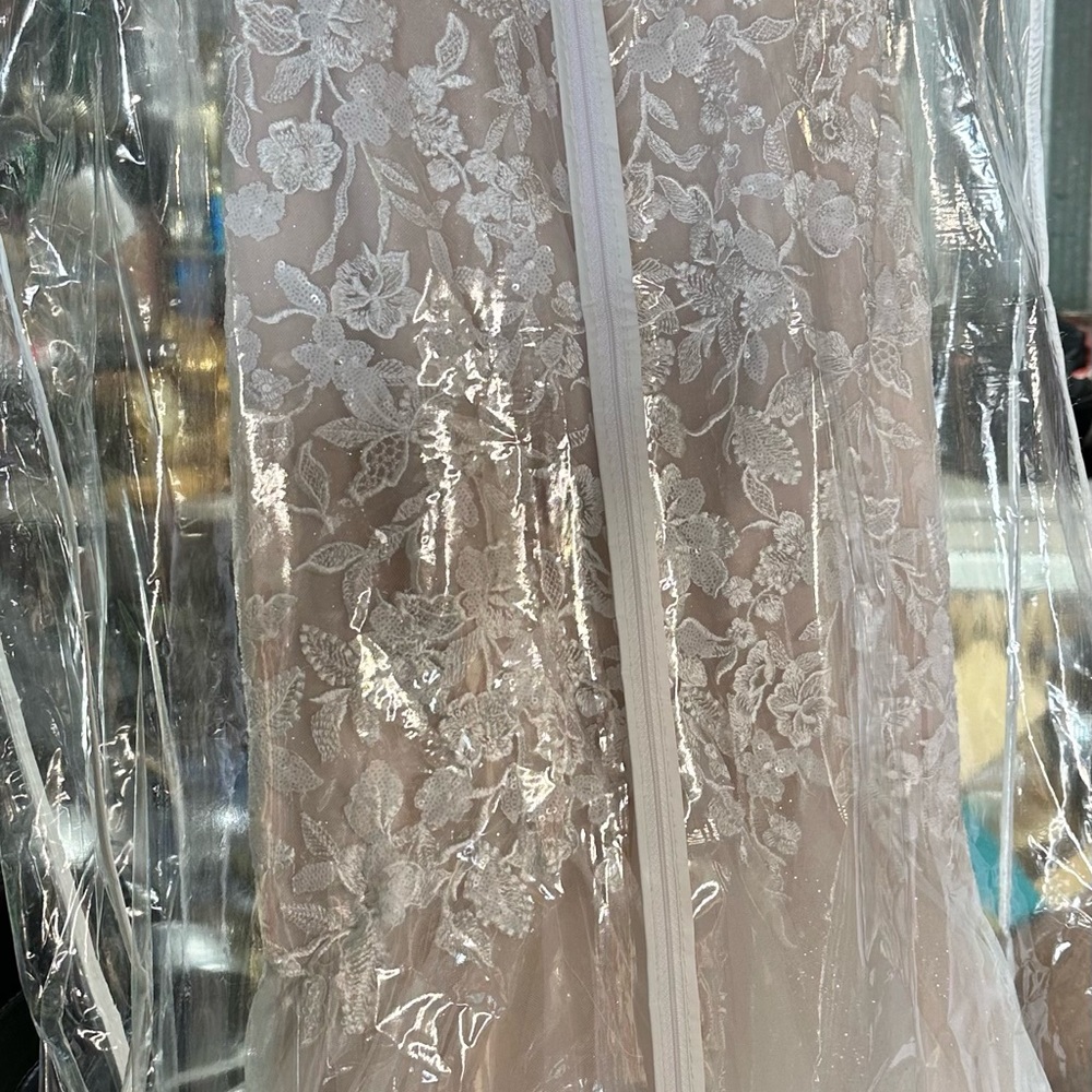 Stella York Wedding Gown - Picture 4 of 8